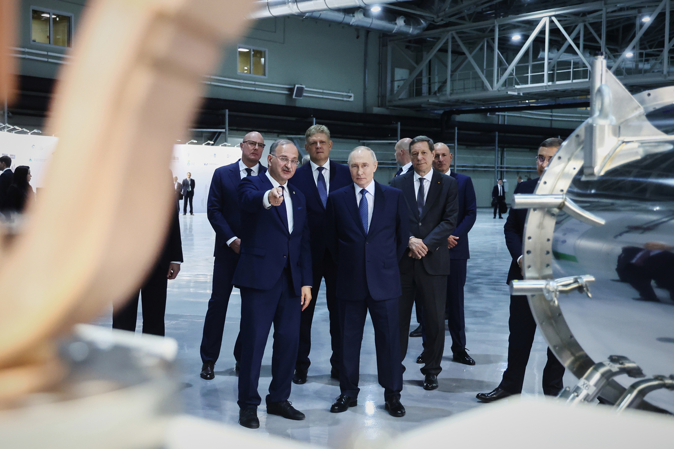 Владимир Путин во время посещения Центра коллективного пользования «Сибирский кольцевой источник фотонов». Кольцово, Новосибирская область. 11 августа 2026 года. Фото: Сергей Фадеичев / Спутник / AP / Scanpix / LETA (edited)