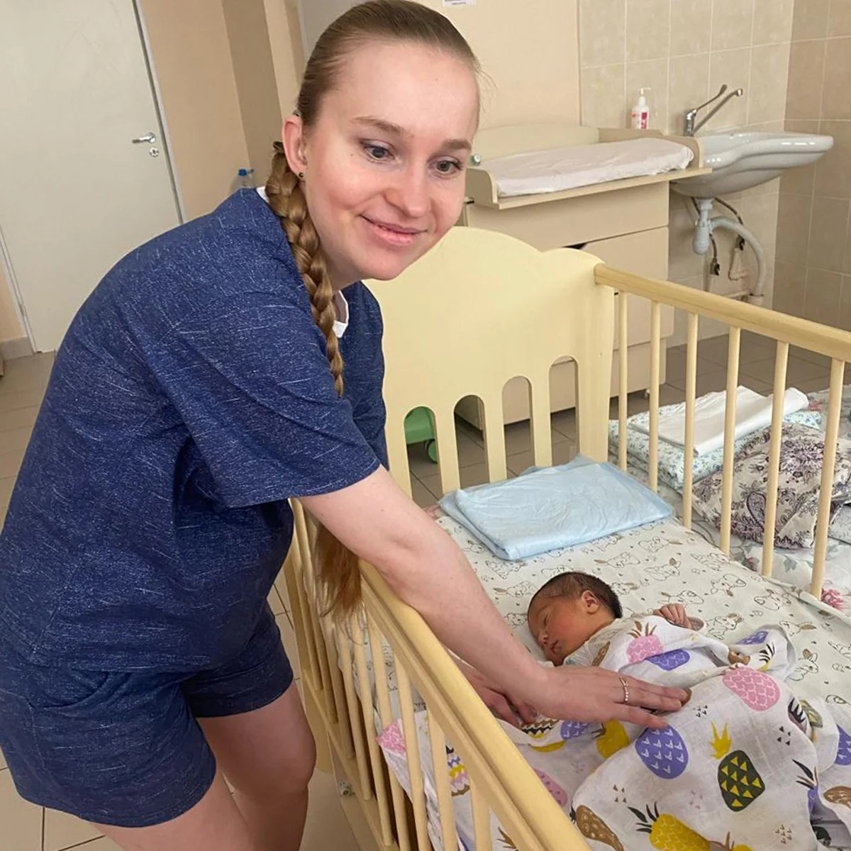 Алена с новорожденным сыном в роддоме, июль 2024 года