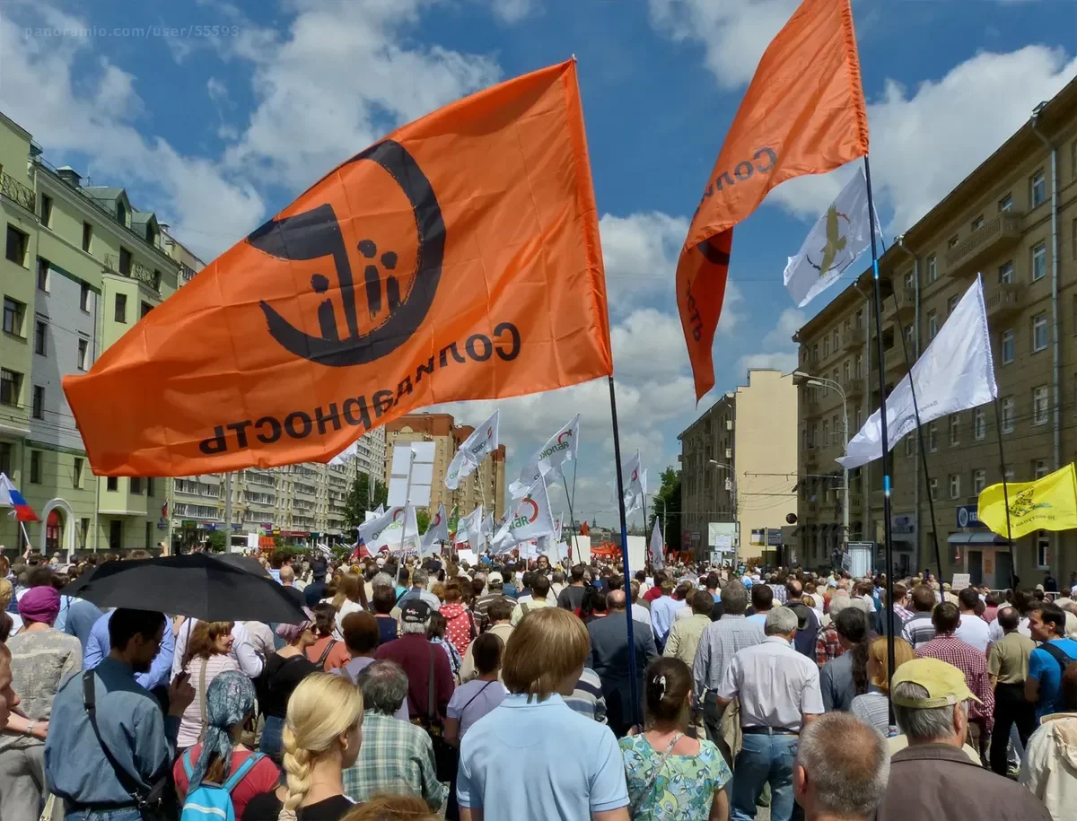 Flags of the Solidarity movement at the For Your Freedom and Ours march also called a March against Executioners. Moscow, 12 June 2013. Photo: Wikimedia Commons , CC BY-SA 3.0
