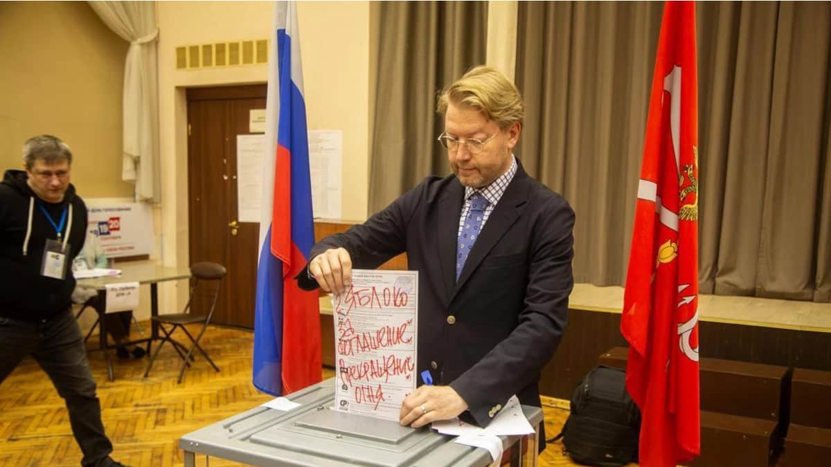 Главу «Яблока» Николая Рыбакова оштрафовали на тысячу рублей за надписи на бюллетенях с призывом к миру