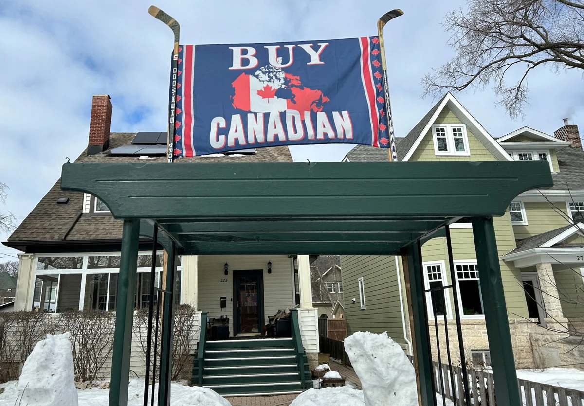 Баннер «Buy Canadian» на фоне дома в Виннипеге, Манитоба, Канада, 5 марта 2025 года. Фото: Ed White / Reuters / Scanpix / LETA