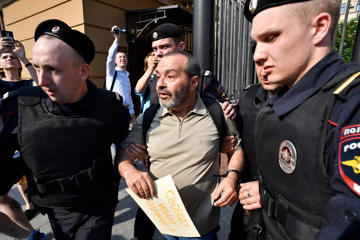 Полицейские задерживают Виктора Шендеровича после пикета у здания ГУВД Москвы, 7 июня 2019 года. Фото: Александр Неменов / AFP / Scanpix / LETA