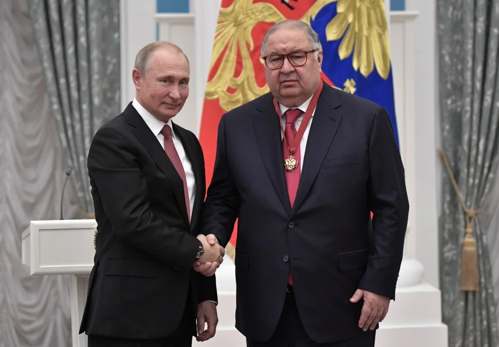 Vladimir Putin shakes hands with billionaire tycoon Alisher Usmanov during a ceremony in the Kremlin, Moscow, 27 November 2018. Photo: EPA-EFE / ALEXEY NIKOLSKY / SPUTNIK / KREMLIN POOL