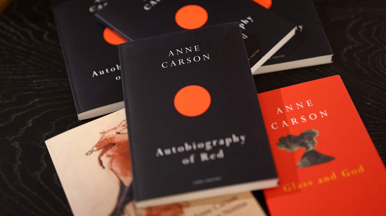 Книги Энн Карсон, лауреата Нобелевской премии по литературе 2026 года, в книжном магазине Лондона. Великобритания. 8 октября 2026 года. Фото: Hannah McKay / Reuters / Scanpix / LETA