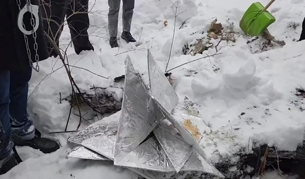 Tin foil devices dug up by FSB officers in Veryanov’s presence. Photo: FSB video screenshot