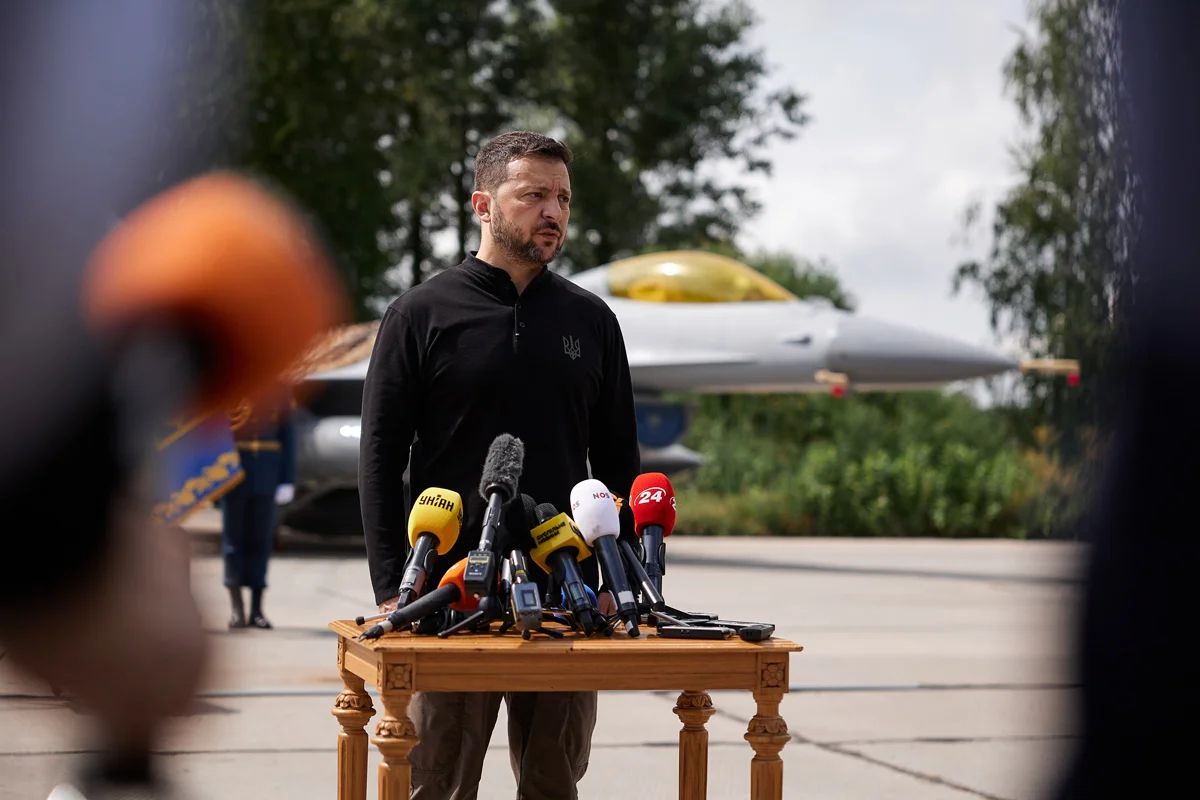 Владимир Зеленский на фоне истребителя F-16, 4 августа 2024 года. Фото: Офис Президента Украины