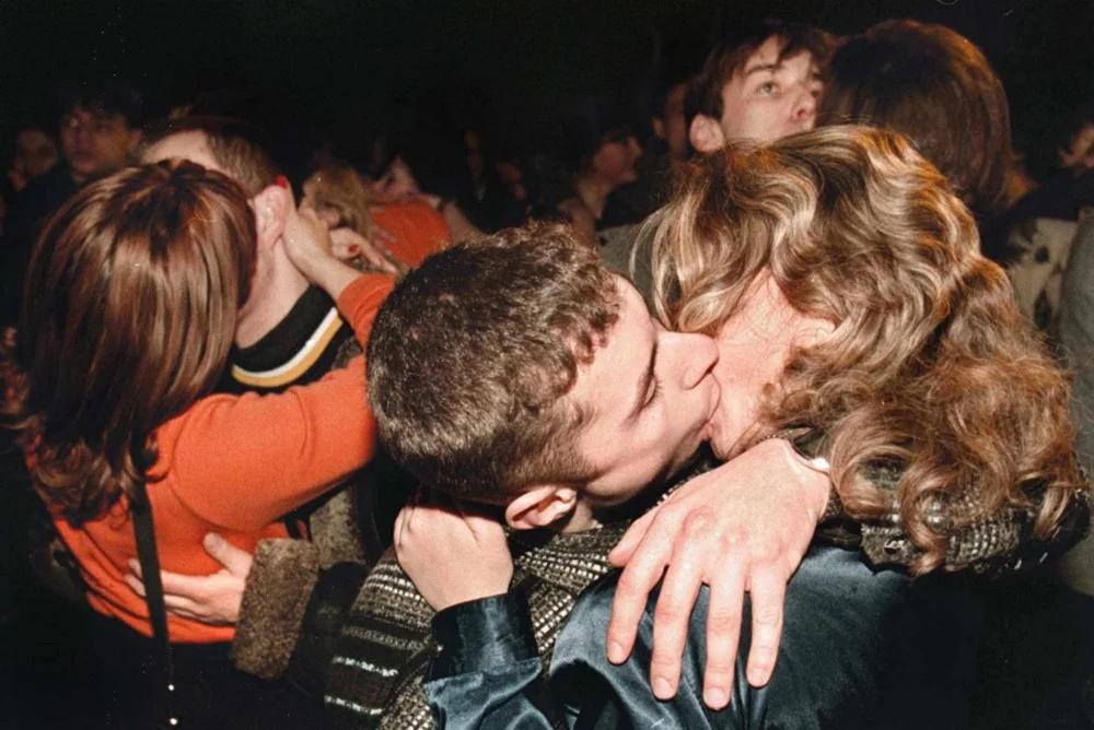 Couples kiss in Moscow on St. Valentine’s Day, 1998. Photo: Yury Kochetkov / EPA