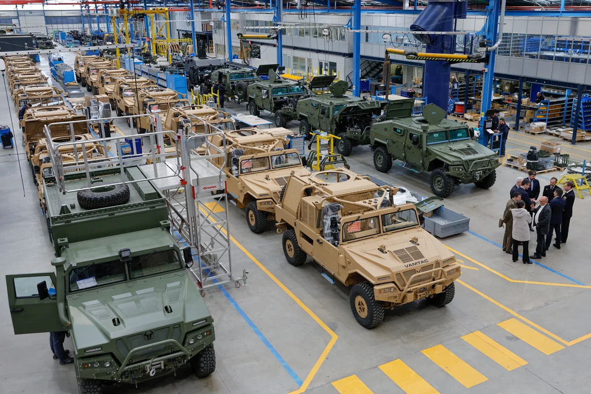 Военные внедорожники на сборочной линии компании Urovesa, Валга, Испания, 17 марта 2025 года. Фото: Lavandeira Jr / EPA