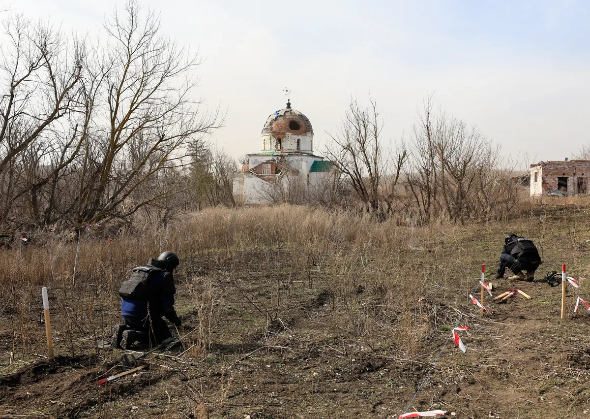 Ukrainian sappers clear mines in eastern Ukrarine’s Kharkiv region, 12 March 2025. Photo: EPA-EFE/SERGEY KOZLOV