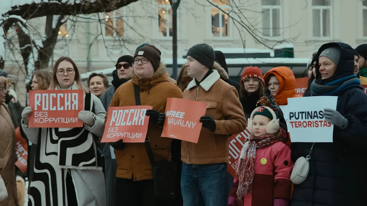 Митинг сторонников Навального в Вильнюсе. Кадр: Андрей Лошак / Настоящее Время. Док / YouTube