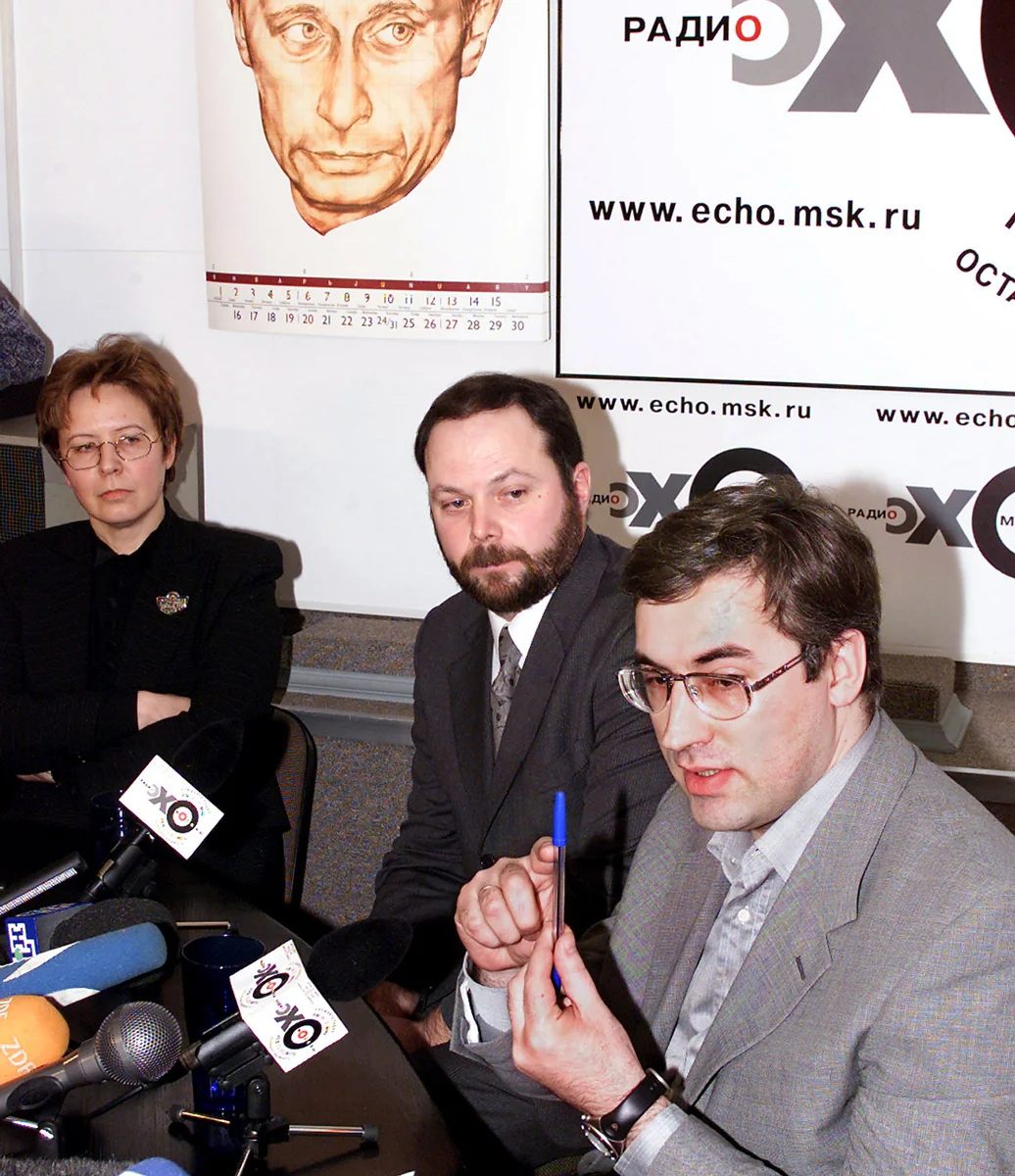 Адвокат Нина Левченко и журналисты ТВ-6 Владимир Кара-Мурза и Андрей Норкин в студии радио Эхо Москвы, 11 января 2002 года. Фото: Александр Натрускин / Reuters / Scanpix / LETA