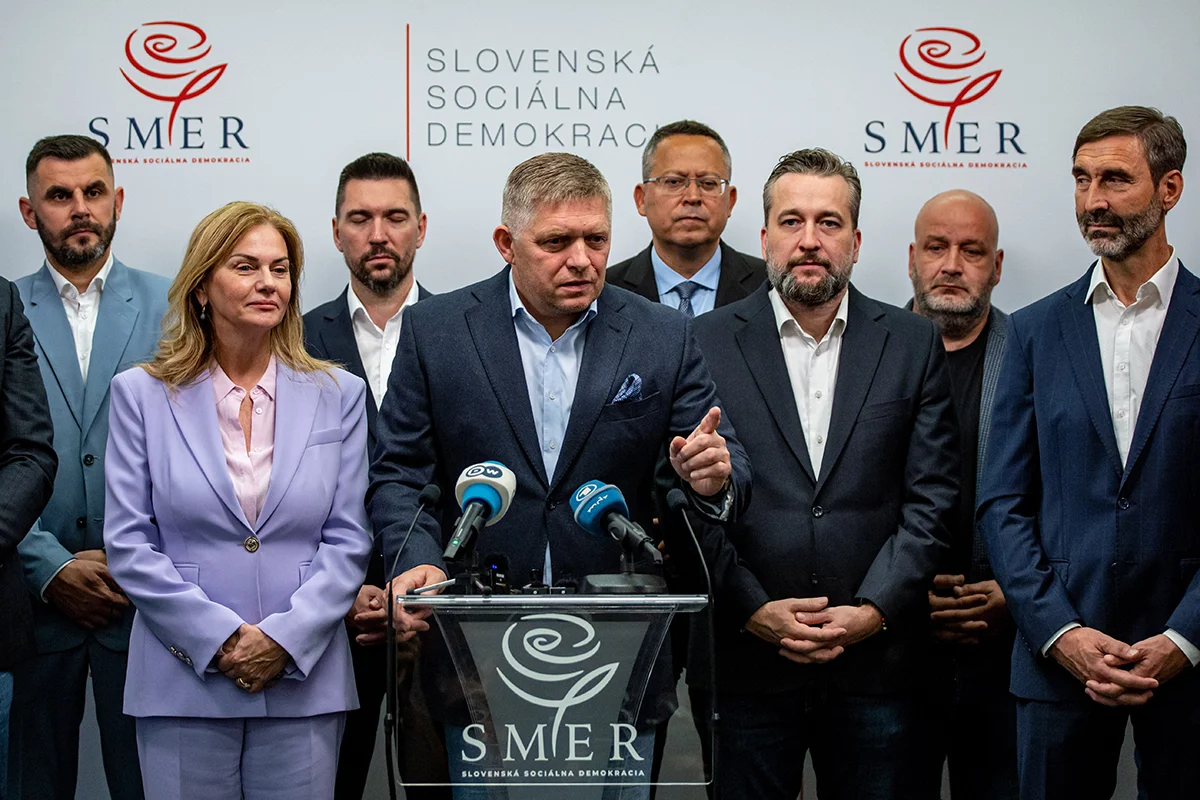 Роберт Фицо и представители партии SMER беседуют со СМИ после парламентских выборов в Словакии в штаб-квартире партии в Братиславе, Словакия, 1 октября 2023 года. Фото: Martin Divisek / EPA-EFE