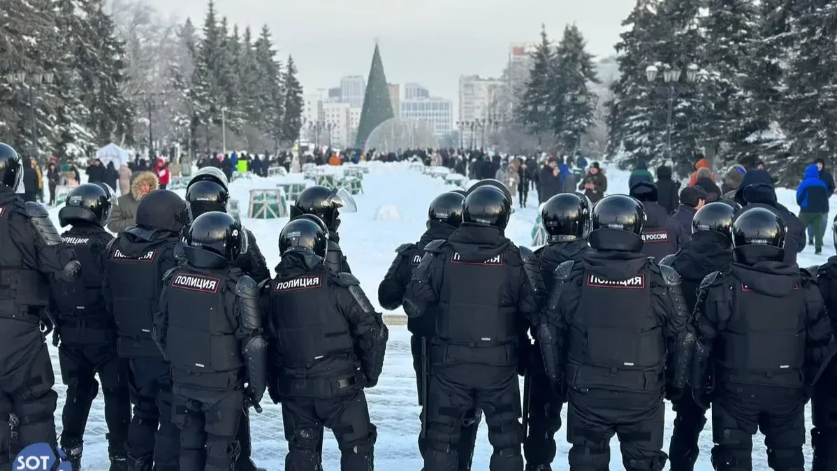Riot police face off with demonstrators in Ufa, Bashkortostan, 19 January 2024. Photo: SOTAvision