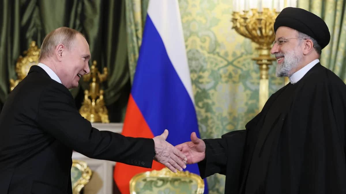 Владимир Путин (слева) и президент Ирана Эбрахиму Раиси во время их встречи в Кремле в Москве, 7 декабря 2023 года. Фото: Сергей Бобылёв / Kremlin / EPA-EFE