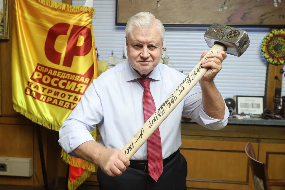 Head of A Just Russia Sergey Mironov photographed with Wagner chief Yevgeny Prigozhin’s sledgehammer. Photo: Mironov’s Telegram channel