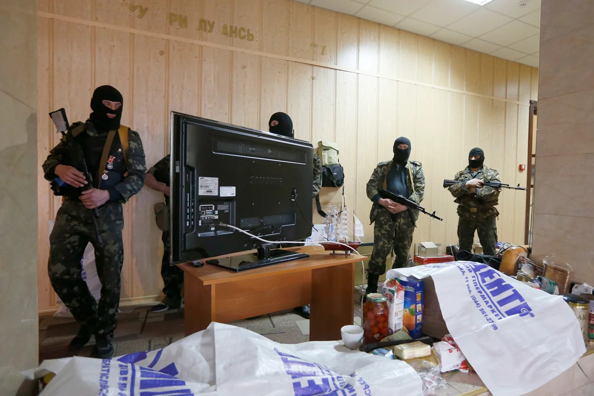 Пророссийские вооружённые люди в захваченной областной прокуратуре Луганска, 30 апреля 2014 года. Фото: Василий Федосенко / Reuters / Scanpix / LETA