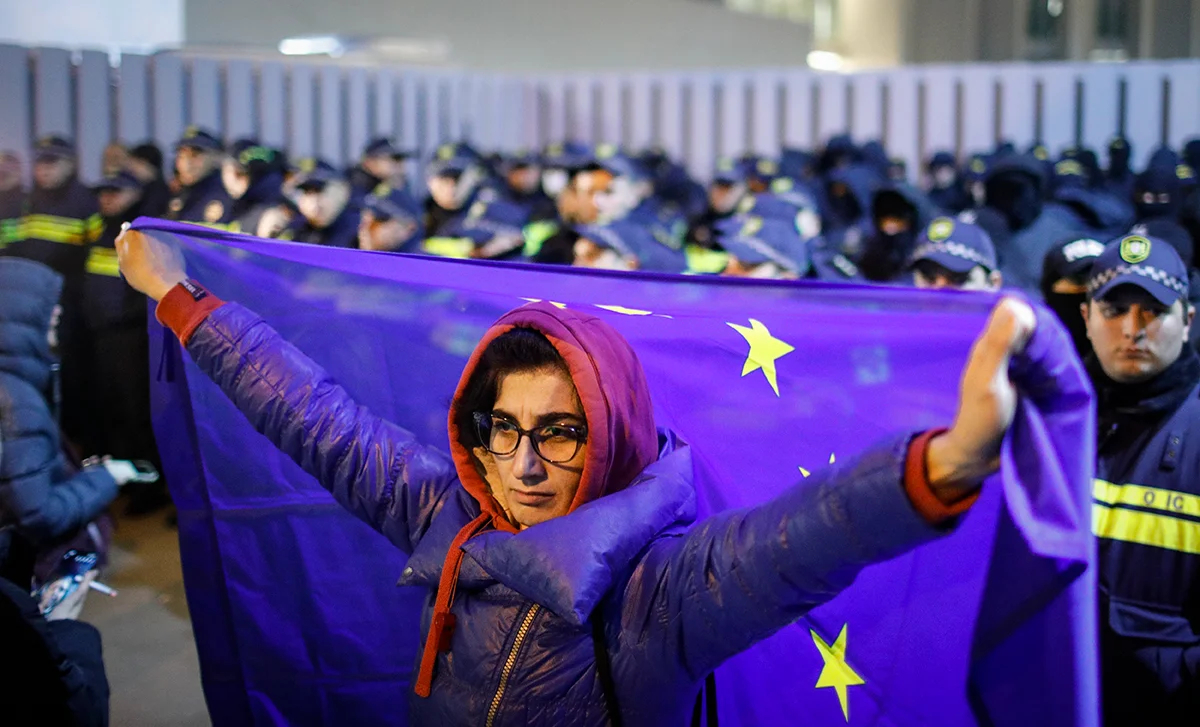 Флаг ЕС на акции протеста перед офисом «Грузинской мечты» в Тбилиси, 28 ноября 2024 года. Фото: David Mdzinarishvili / EPA