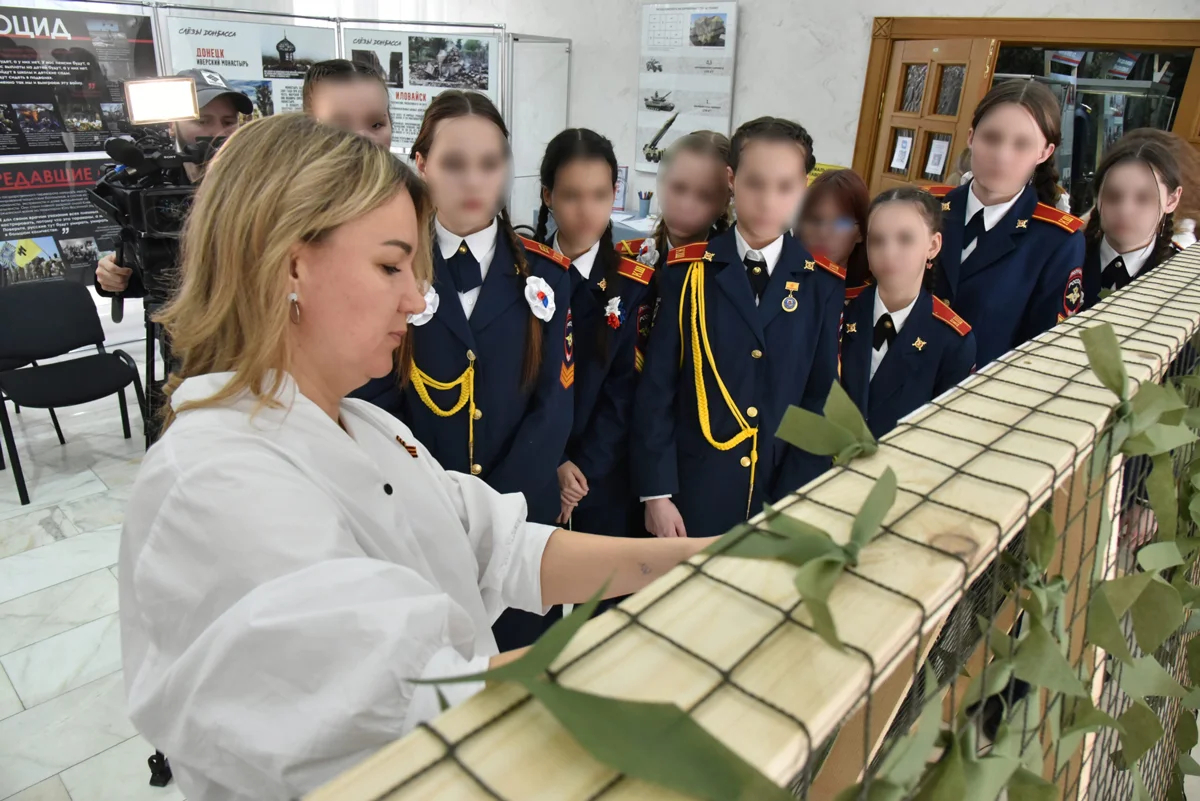 Площадка плетения маскировочных сетей на выставке «Родина Zа нами» в Чувашском национальном музее, апрель 2024 года. Фото: Чувашский национальный музей