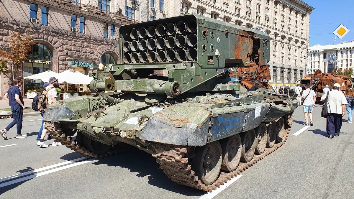 Сожженная российская военная техника на Крещатике — там, где Путин собирался провести парад. Киев, 24 августа 2022 г. Фото: Йенс Альструп, специально для «Новой газеты. Европа»