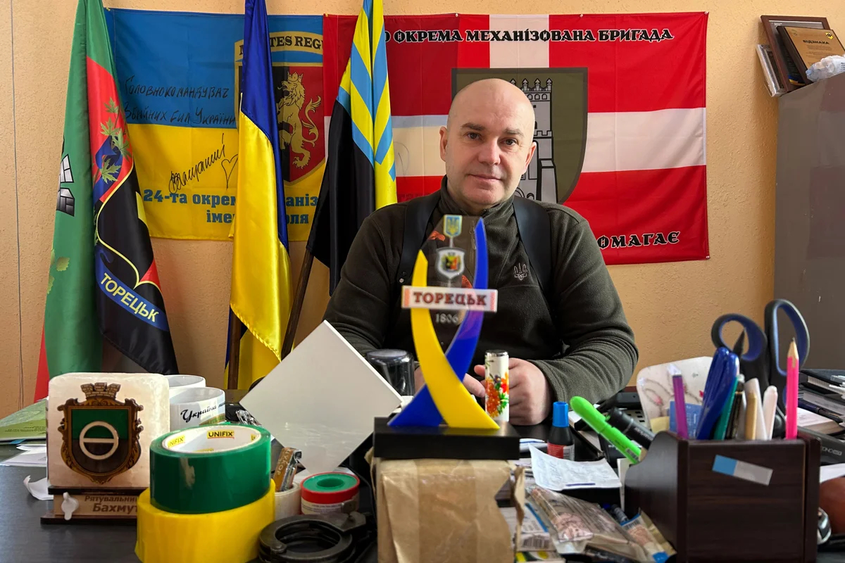 Глава администрации Торецка Василий Чинчик в своем кабинете. Фото Дмитрия Дурнева