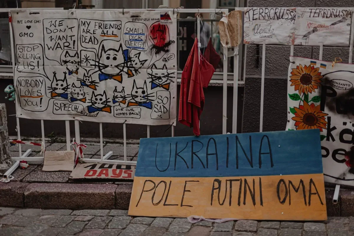 Posters in support of Ukraine in Tallinn. Photo: Vladislava Snurnikova, exclusively for Novaya Gazeta Europe