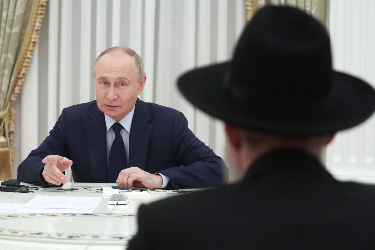 Владимир Путин во время встречи с освобожденным из плена Александром Труфановым в Кремле, Москва, 16 апреля 2025 года. Фото: София Сандурская / Спутник / Kremlin / EPA