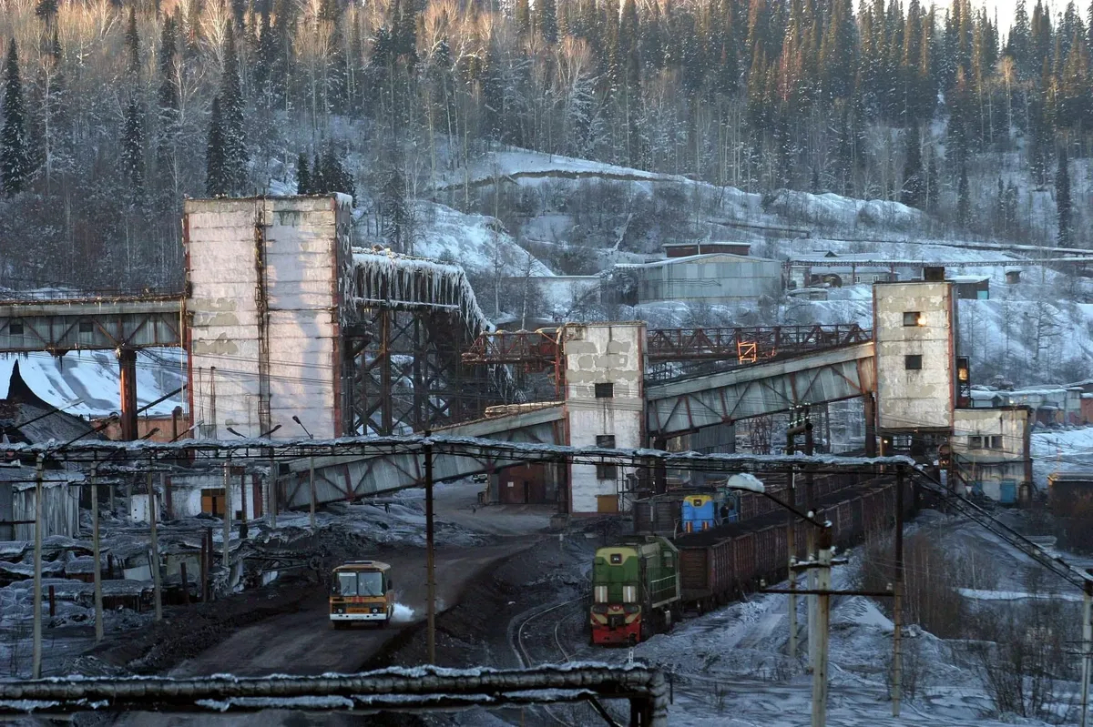 The Yesaulskaya coal mine in Novokuznetsk, southern Siberia, 9 February, 2005. Photo: EPA / RASHID SALIKHOV