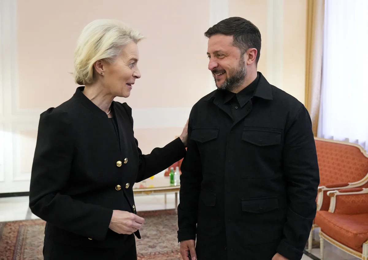 Глава Еврокомиссии Урсула фон дер Ляйен и Владимир Зеленский во время встречи после похорон Папы Римского, 26 апреля 2025 года. Фото: Andrew Medichini / EPA
