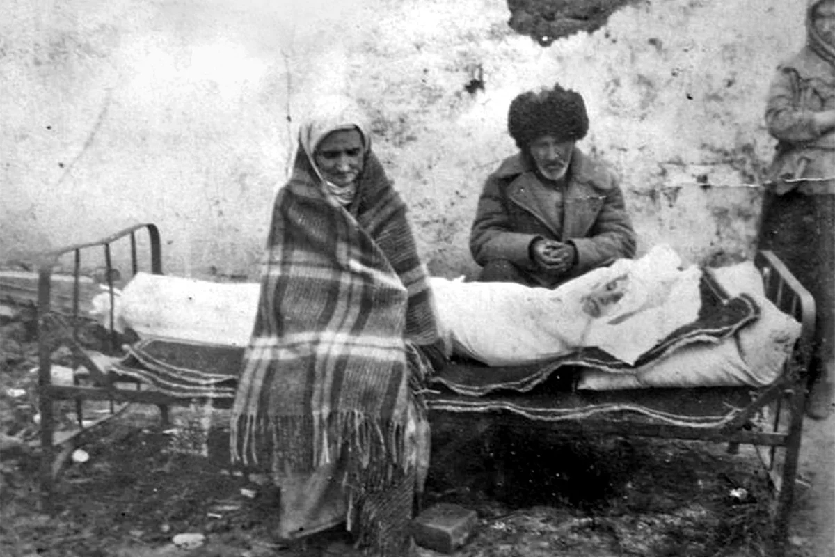 Ингушская семья Газдиевых у тела умершей дочери. Казахстан, 1944 год. Фото: ghalghay.com