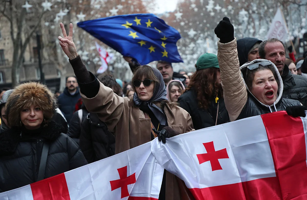 Сторонники грузинской оппозиции принимают участие в акции протеста в Тбилиси, Грузия, 28 декабря 2024 года. Фото: David Mdzinarishvili / EPA