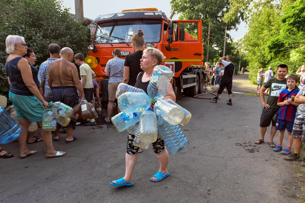 Очередь из местных жителей, стоящих за привозной водой, Донецк, 29 июля 2025 года. Фото: Таисия Воронцова / Коммерсантъ / Sipa USA / Vida Press
