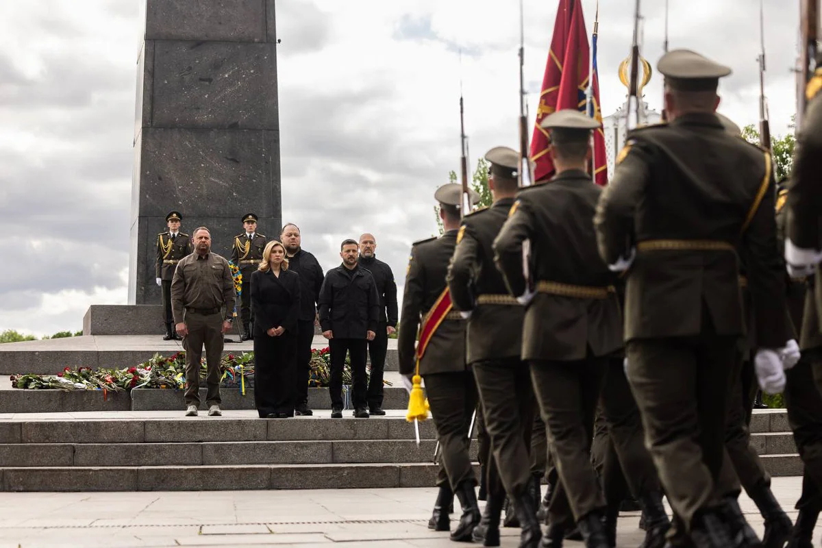 Официальная церемония возложения цветов у Могилы Неизвестного солдата в Парке Вечной Славы, Киев, Украина, 8 мая 2025 года. Фото: Владимир Зеленский / Telegram