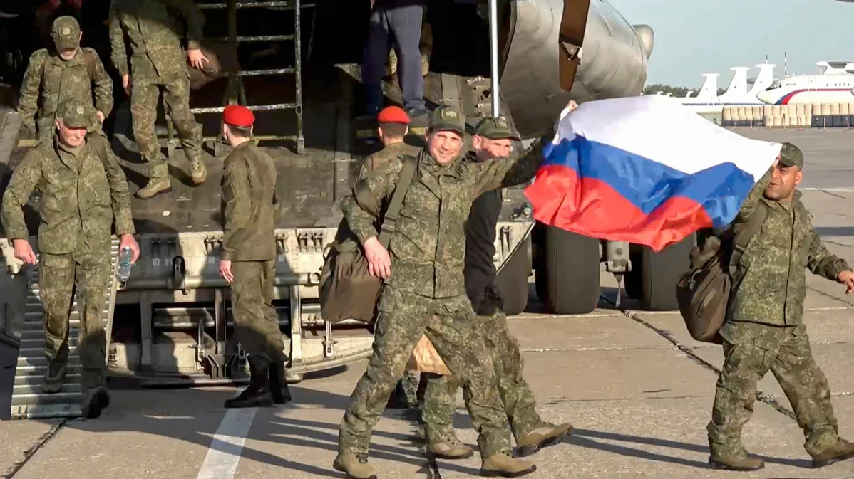 Prisoners of war returned to Russia in an exchange at Chkalovsky Air Base, Moscow region, 24 May 2025. Photo: Russian Defence Ministry / EPA / Scanpix / LETA