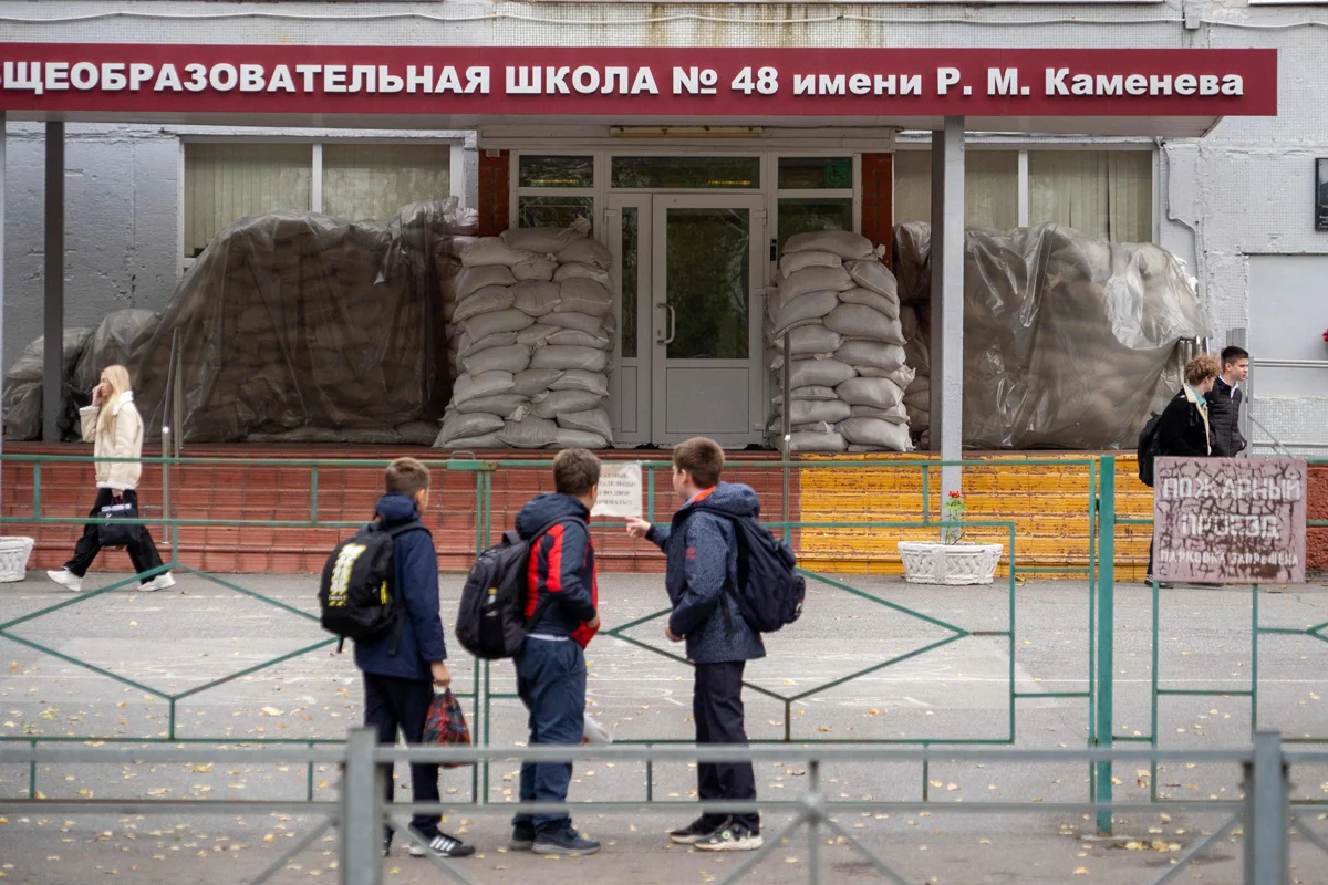 Мешки с песком у входа в здание школы в Курске, 17 октября 2024 года. Фото: Андрей Бородулин / AFP / Scanpix / LETA