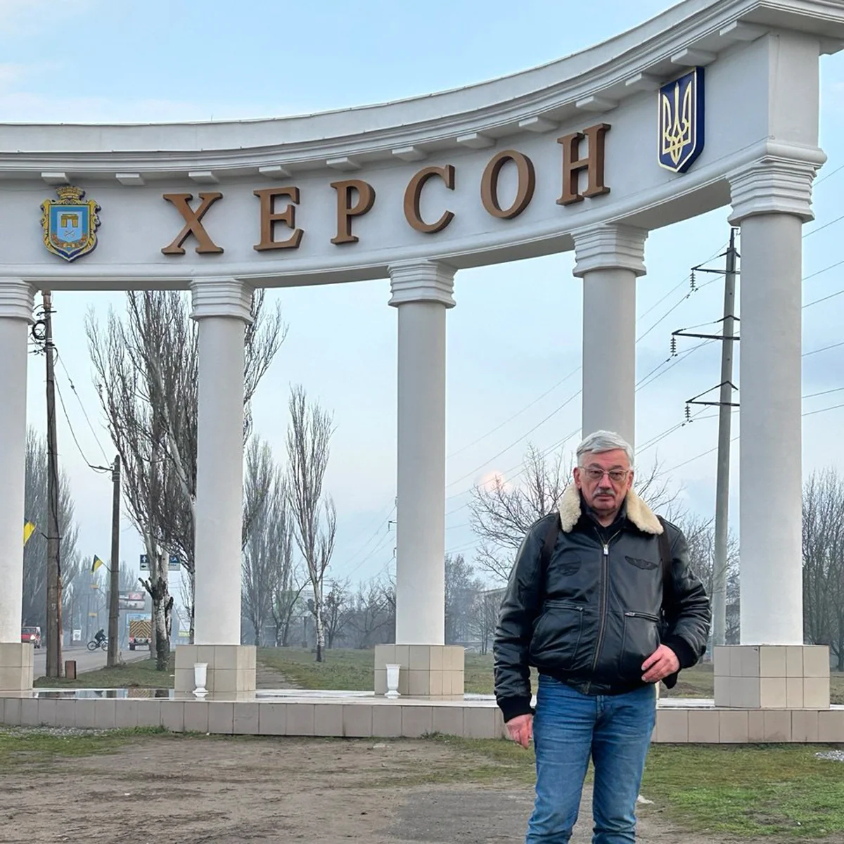 Олег Орлов у стеллы «Ворота Херсона», расположенной у въезда в город. Фото из личного архива.