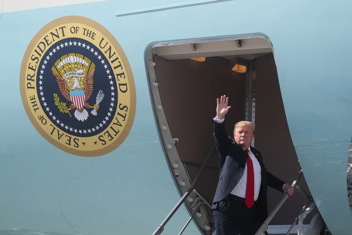 Дональд Трамп поднимается на борт самолёта Air Force One во время дозаправки на авиабазе Эльмендорф по пути в Японию, Аляска, США, 24 мая 2019 года. Фото: Jonathan Ernst / Reuters / Scanpix / LETA