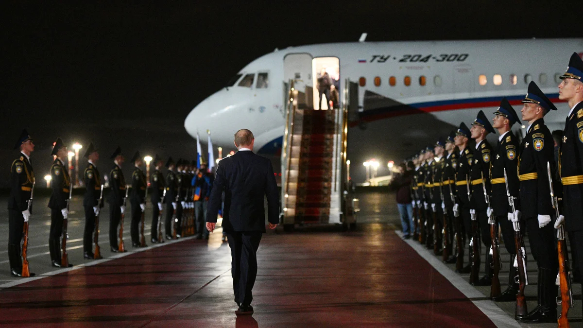 Владимир Путин встречает заключенных, освобожденных в результате обмена между Россией и западными странами, Внуково, Москва, 1 августа 2024 года. Фото: Кирилл Зыков / Спутник / Kremlin / EPA