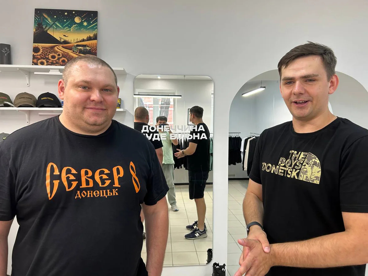 Стас Момот в магазине «zaboy.donetsk». Фото: Дмитрий Дурнев / «Новая газета Европа»