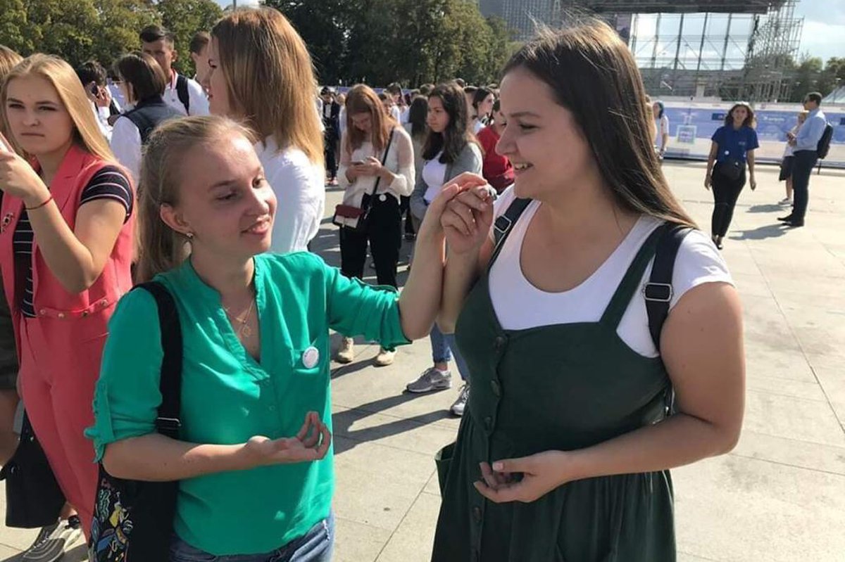 Алена с тьютором Дарьей Ковалевой и студентами на первом курсе