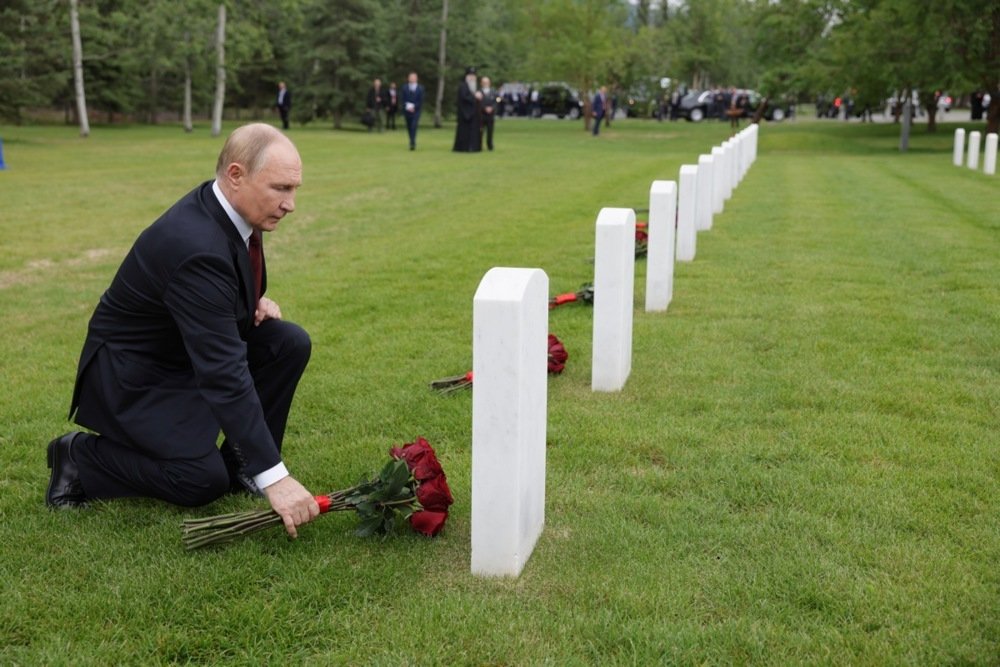 Владимир Путин возлагает цветы к месту захоронения советских лётчиков, погибших на Аляске. Фото: Гавриил Григоров / EPA / SPUTNIK / KREMLIN POOL