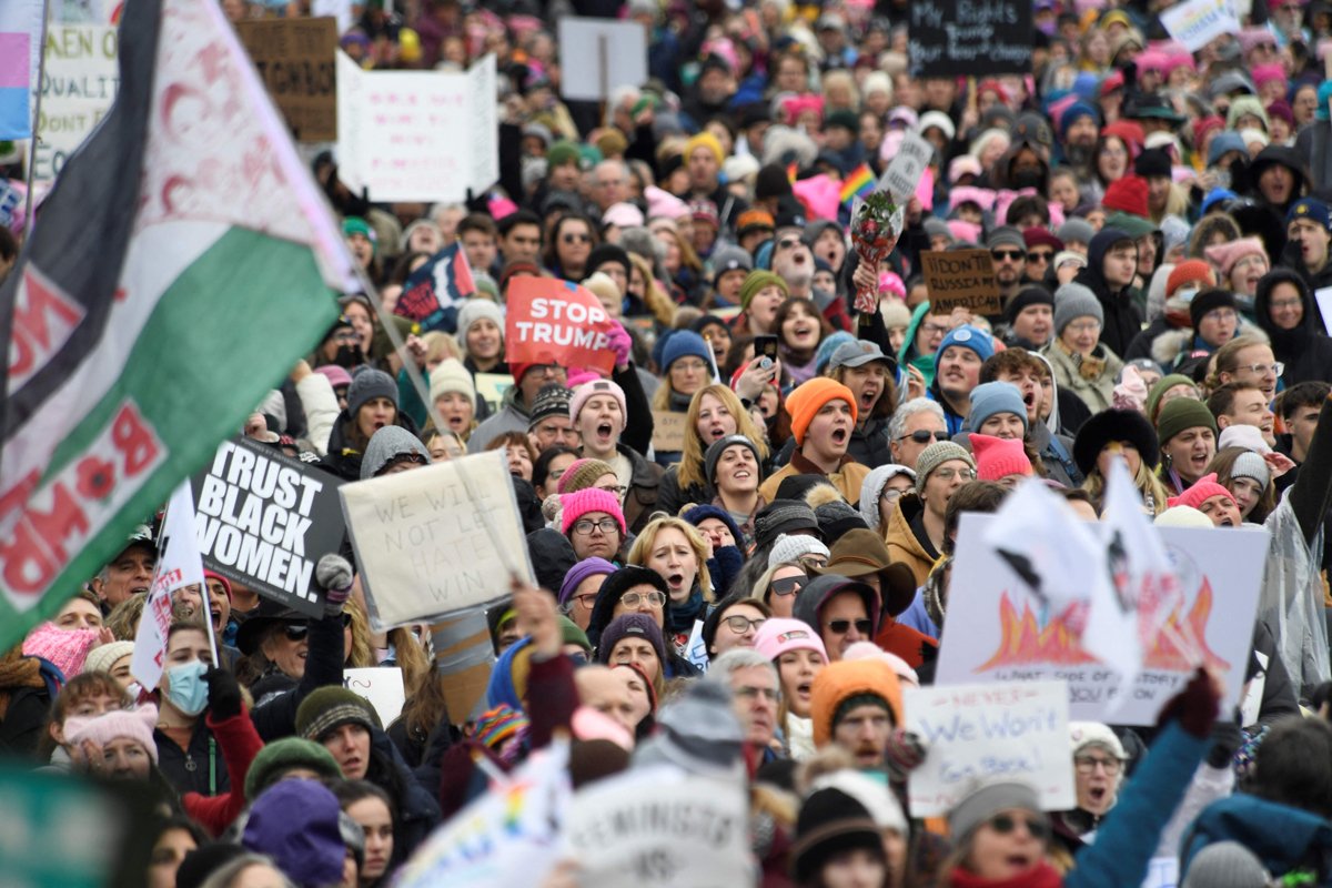 «Марш народа на Вашингтон» перед инаугурацией Дональда Трампа. 18 января 2025 года. Участники акции выразили опасения, что политика Трампа ущемит права женщин, иммигрантов и ЛГБТ-сообщества. Фото: Matthew Hatcher / AFP / Scanpix / LETA