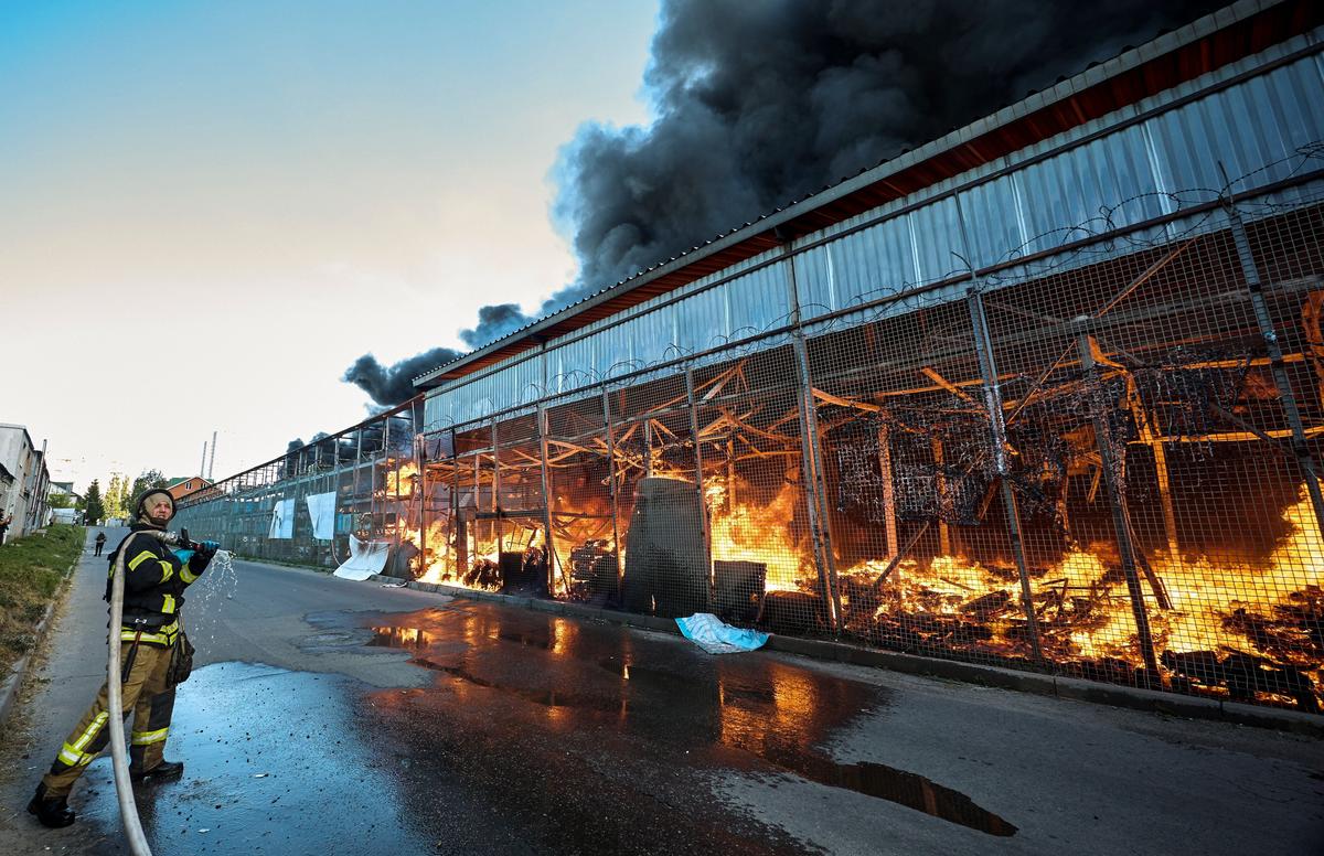 Тушение пожарными торгового центра после обстрела гипермаркета в Харькове, Украина, 25 мая 2024 года. Фото: Сергей Козлов / EPA-EFE