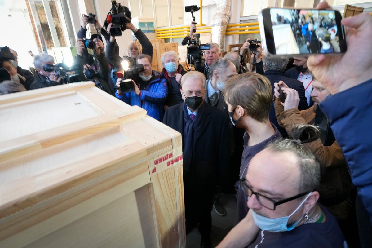 Михаил Пиотровский у ящика со статуей, возвращённой из Италии, в Государственном Эрмитаже, Санкт-Петербург, 11 апреля 2022 года. Фото: Дмитрий Ловецкий / AP Photo / Scanpix / LETA