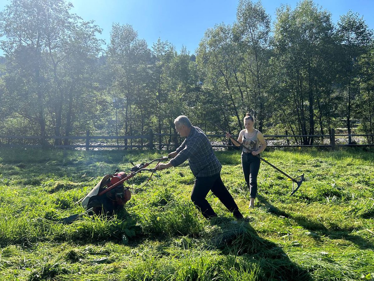 Михайло Кумлик косит траву «косаркой» производства Чехословакии. Ей лет 50, но она еще работает. Фото автора