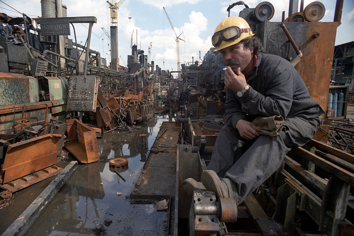 Рабочий после пожара на автомобильном заводе КАМАЗ, Набережные Челны, Россия. Фото: Владимир Веленгурин / EPA