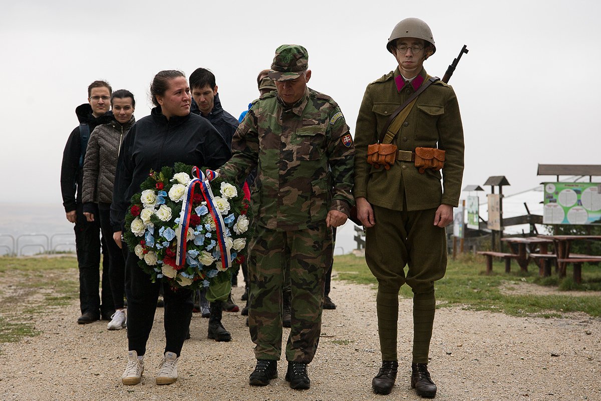 Исторические реконструкторы, переодетые в форму партизана Второй мировой войны. Организаторами мероприятия выступают политическая партия SMER, возглавляемая Робертом Фицо. Фото: Zuzana Gogova / Getty Images