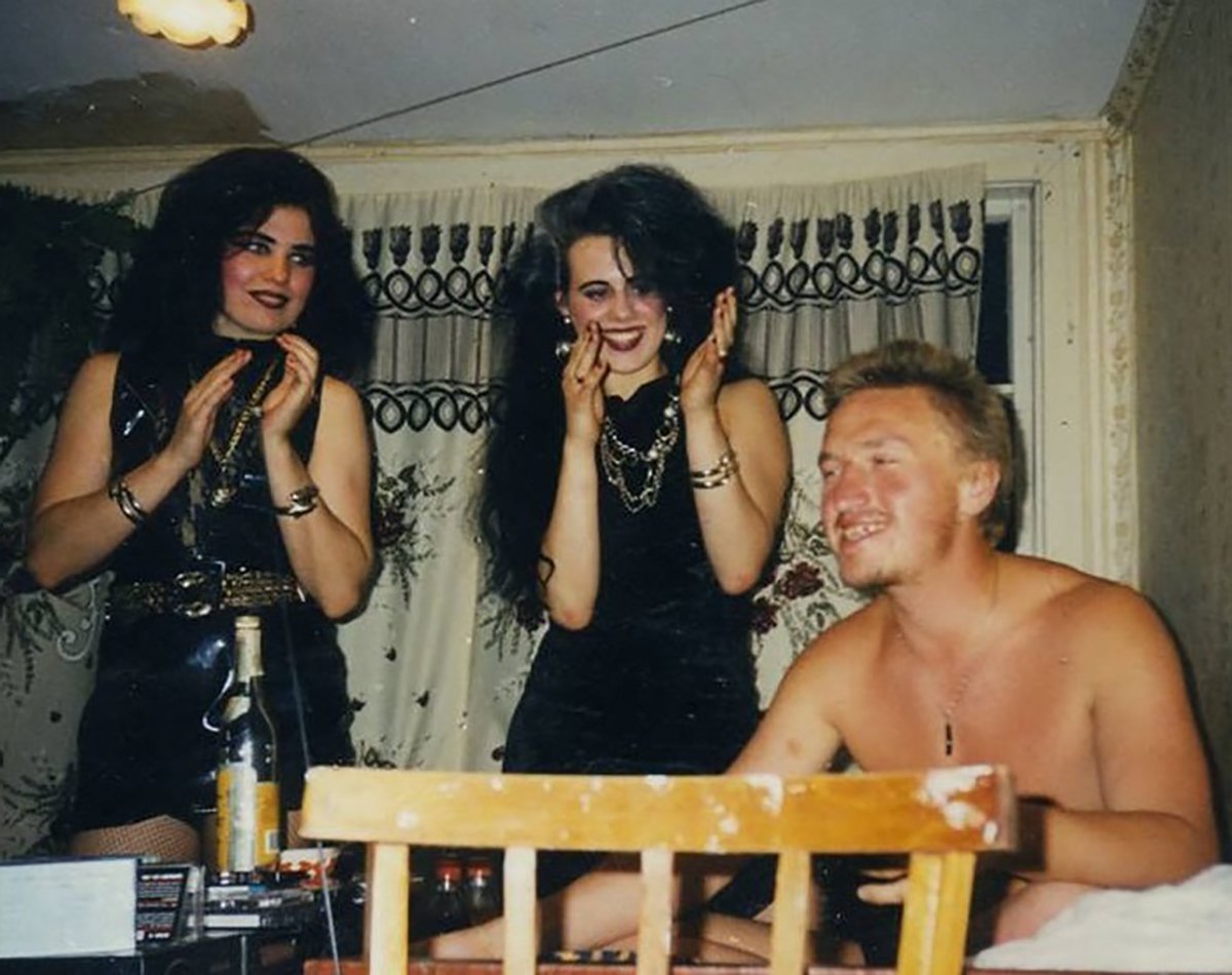 Константин Руднев с неизвестными женщинами. Фото:  nsktv.ru