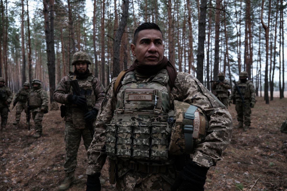 Иностранные бойцы принимают участие в тренировке с штурмовой бригадой Украины в Харьковской области, 2 декабря 2024 года. Фото: Maria Senovilla / EPA