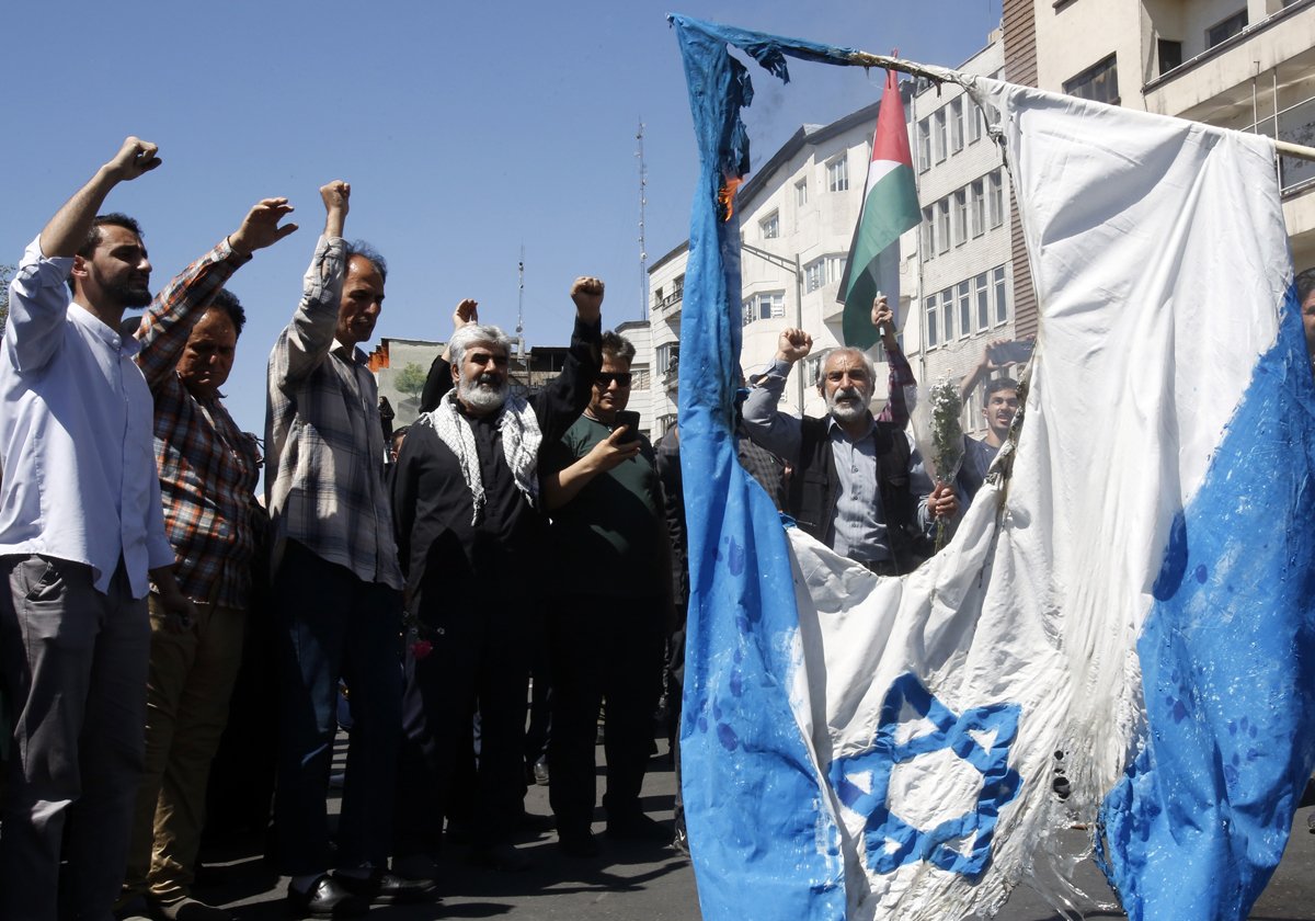 Протестующие жгут израильский флаг на митинге в Тегеране, 5 апреля 2024 года. Фото: Abedin Taherkenareh / EPA