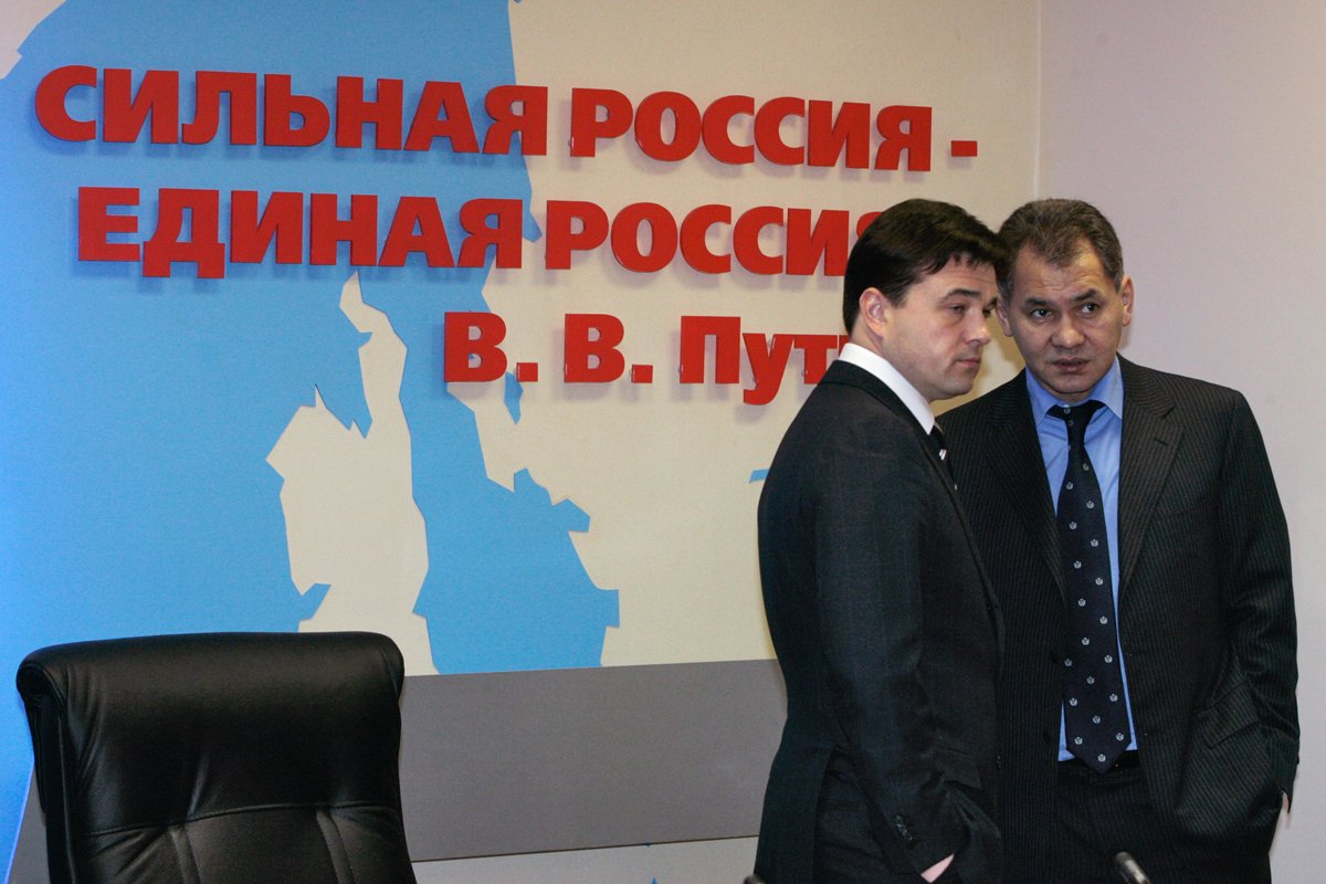 Андрей Воробьев (слева) и Сергей Шойгу (справа) перед началом заседания партии «Единая Россия», 15 февраля 2007 года. Фото: Григорий Собченко / Коммерсантъ / Sipa USA / Vida Press